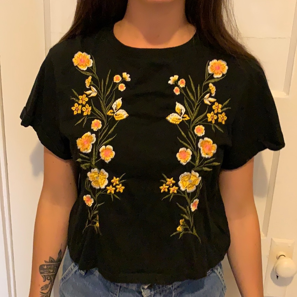 Black shirt. Floral embroidery. Size small